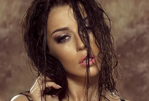 性感的黑发女人，用湿漉漉的头发. — 图库照片