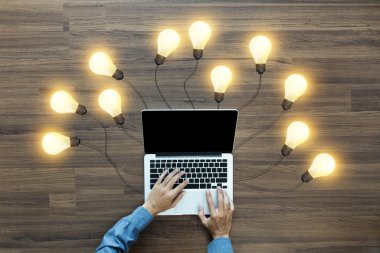 Dizüstü bilgisayar Pc yaratıcı ampul fikirlerle uğraşıyor