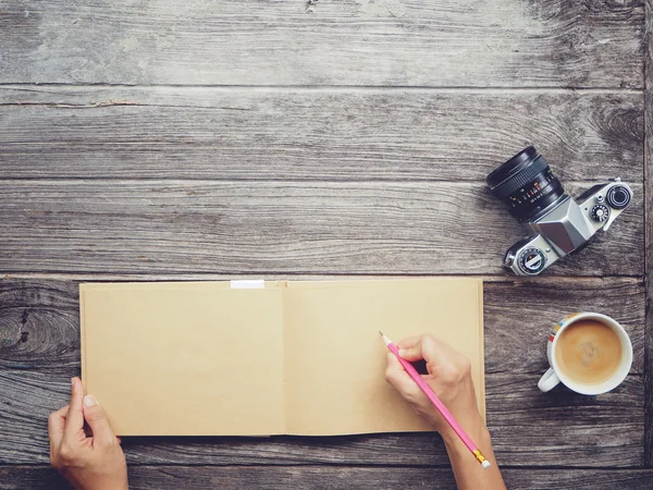 Mesa de trabajo con papel cuaderno —  Fotos de Stock