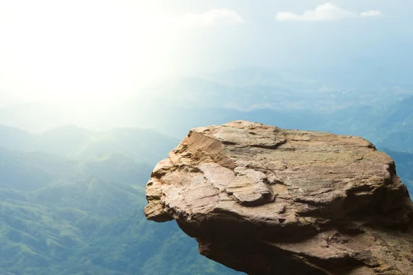 Debout vide au sommet d'une vue sur la montagne, Espace vide bord de falaise — Photo