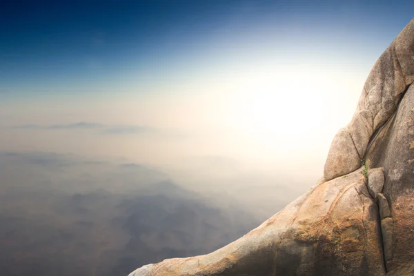 In piedi vuoto sulla cima di una vista sulle montagne — Foto Stock