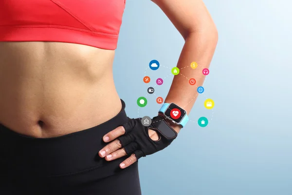 Fitness mano de mujer con correa de reloj con pantalla táctil smartwatch — Foto de Stock