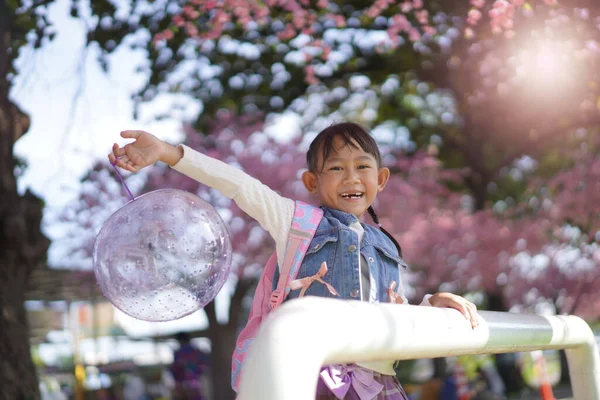 Azji Mała Dziewczynka Ogrodzie Pod Kwiat Sakura Drzewo Tło — Zdjęcie stockowe