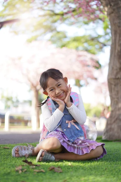 在樱花树下花园的亚洲小女孩 — 图库照片