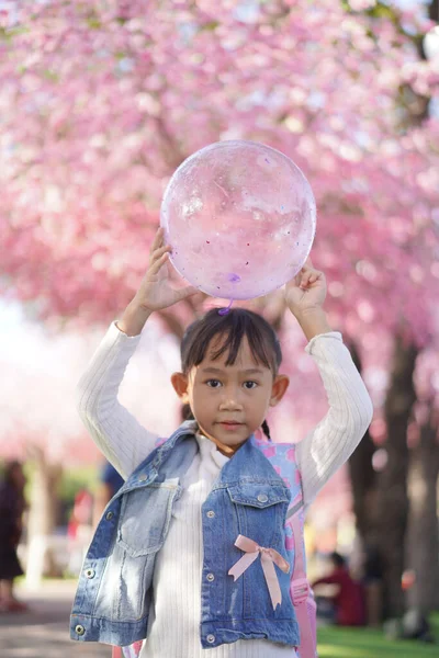 Bahçedeki Asyalı Küçük Kız Sakura Ağacının Altında — Stok fotoğraf