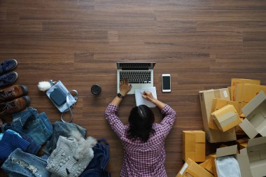  Not defterine yazı yazan üst düzey kadın, özel işyerindeki özel işiyle serbest çalışan, İnternet üzerinden küçük işletme sahibi KME fikri konsepti satan biri.       