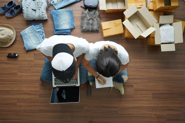 Top Ver Las Mujeres Los Hombres Que Venden Línea Inicio — Foto de Stock