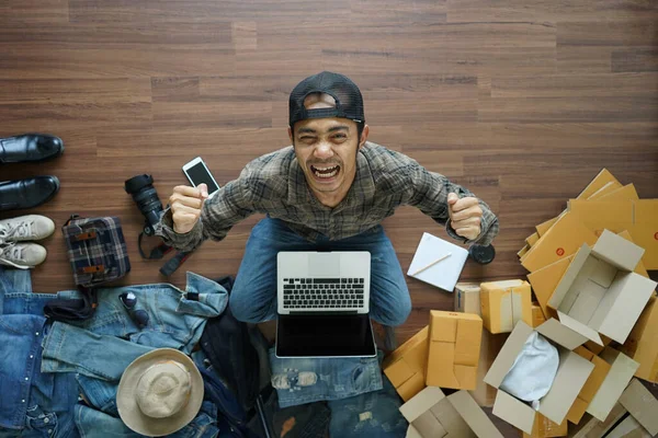 Asiatische Mann Erfolgreich Arbeitenden Laptop Computer Mit Mode Accessoires Und — Stockfoto