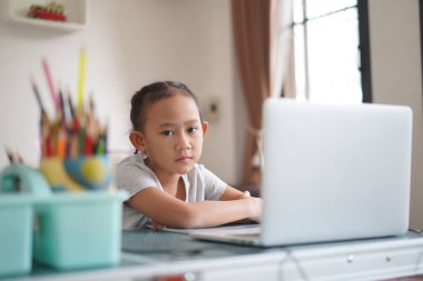Asyalı küçük kız ev ödevi öğreniyor online ders, sosyal uzaklık online eğitim ev fikri konsepti