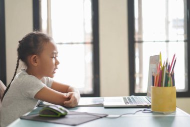 Asyalı küçük kız ev ödevi öğreniyor online ders, sosyal uzaklık online eğitim ev fikri konsepti