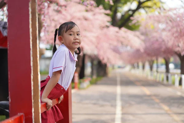 Mutlu Asyalı Anaokulu Kızı Bahçede Sakura Ağacının Altında — Stok fotoğraf