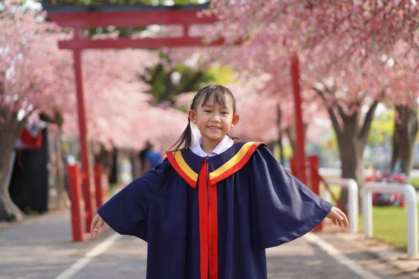 Szczęśliwa Azjatka Rozdaniu Świadectw Pod Tłem Drzewa Sakura Kwiat — Zdjęcie stockowe