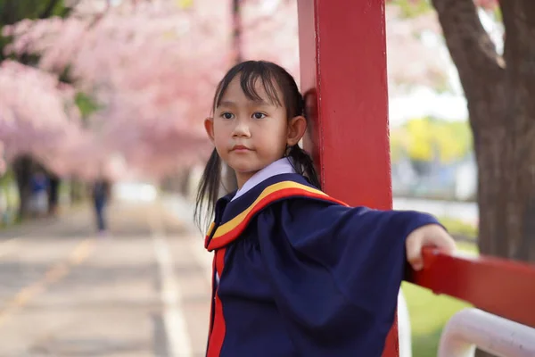 Menina Asiática Feliz Graduação Sob Fundo Árvore Sakura Flor — Fotografia de Stock