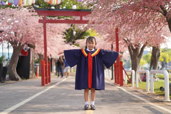 Mezuniyetteki Mutlu Asyalı Kız Sakura Ağacının Altında — Stok fotoğraf