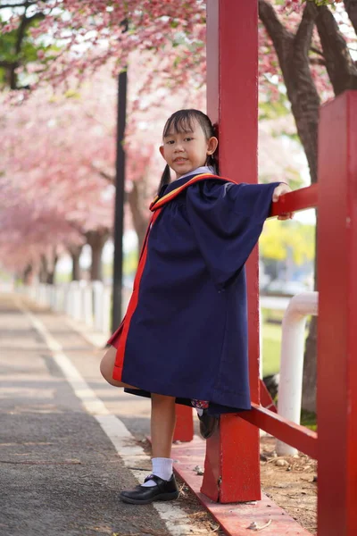 Mezuniyetteki Mutlu Asyalı Kız Sakura Ağacının Altında — Stok fotoğraf