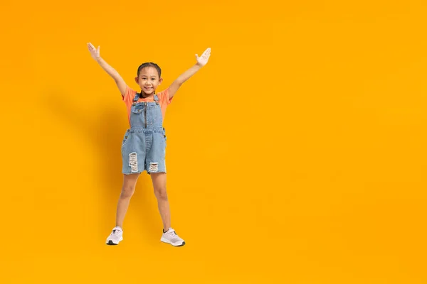 Drôle Asiatique Enfant Fille Bonheur Sur Jaune Fond — Photo