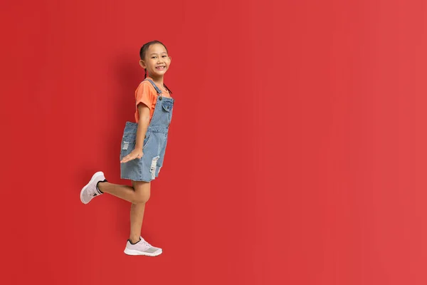 Drôle Asiatique Enfant Fille Bonheur Sur Rouge Fond — Photo