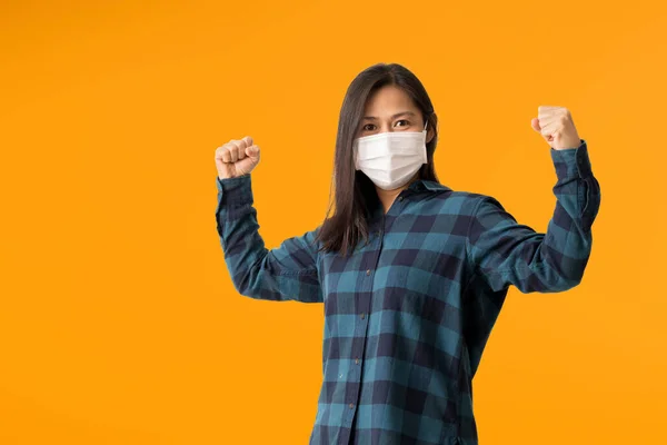 Mulher Asiática Feliz Usando Máscara Higiênica Para Prevenir Infecção Pelo — Fotografia de Stock