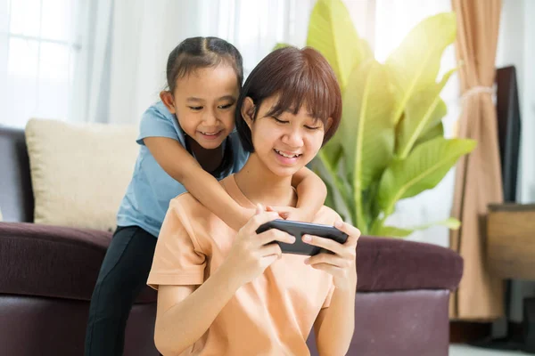 Happy Asian Girl Sister Play Smart Phone Together Home — Stock Photo, Image