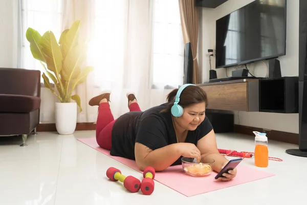 Mujer Gorda Asiático Relajación Vitalidad Usando Teléfono Inteligente Comida Chatarra — Foto de Stock