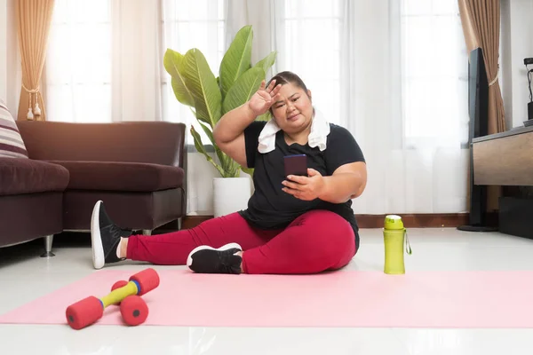 Fat Woman Asian Take Break Exercising Using Smart Phone Home — Foto Stock