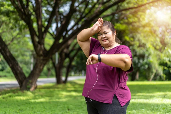 Gros Femme Asiatique Vérifier Temps Fréquence Cardiaque Montre Intelligente Exercice — Photo