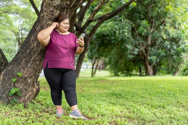 Fat Woman Asian Holding Smart Phone Listening Music Exercise Outdoors — Stock Photo, Image