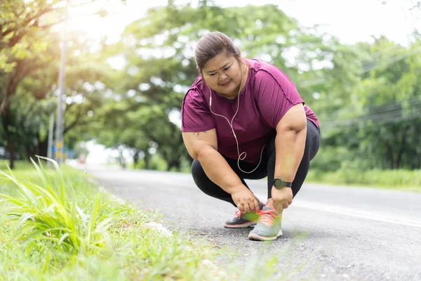 Жирная Женщина Азиатская Завязывание Шнурки Открытом Воздухе Приготовиться Бегу Упражнения — стоковое фото