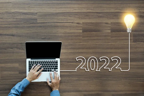 Criativa Ideia Lâmpada 2022 Ano Novo Com Empresário Trabalhando Computador — Fotografia de Stock