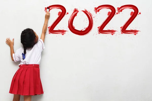 Menina Segurando Uma Pintura Pincel Pintura Feliz Ano Novo 2022 — Fotografia de Stock