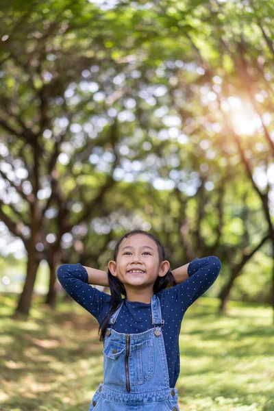 快乐的亚洲小女孩无拘无束地享受大自然 自由观念 — 图库照片
