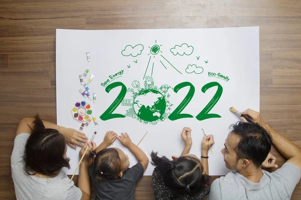 Top Vista Feliz Família Deitada Chão Com Pintura Criativa 2022 — Fotografia de Stock