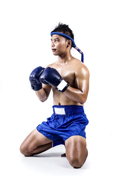 Pugile tailandese con azione thai boxe — Foto Stock