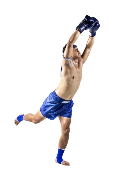 Pugile tailandese con azione thai boxe — Foto Stock