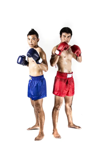 Dos hombres asiáticos haciendo ejercicio tailandés boxeo en estudio — Foto de Stock