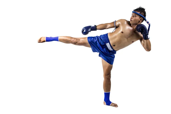 Muay thai, Hombre asiático ejercitando el boxeo tailandés —  Fotos de Stock