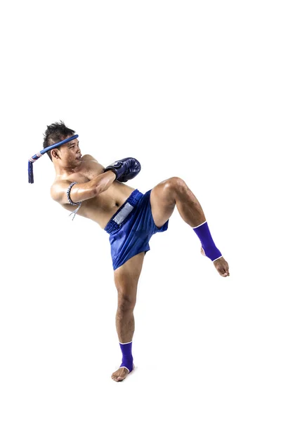 Muay thai, homme asiatique exerçant la boxe thai — Photo