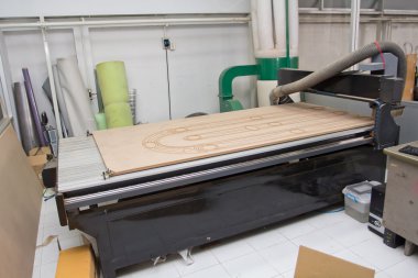 Ağaç kesme makinesi