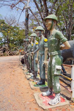 Korkunç asker heykeller