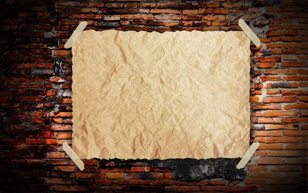 Brown paper on brick wall — Stock Photo, Image