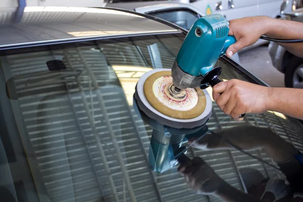 Buffer machine polishing car — Stock Photo, Image