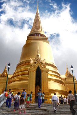 Altın stupa turist ziyaret