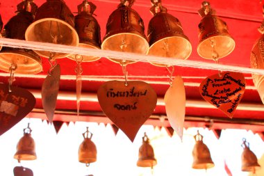 Tören çan işaretiyle