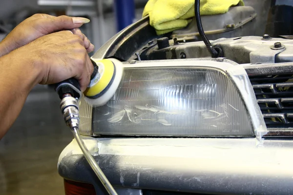 Puffermaschine poliert Auto — Stockfoto