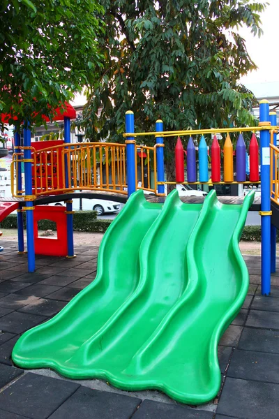 Bunter Kunststoffspielplatz — Stockfoto