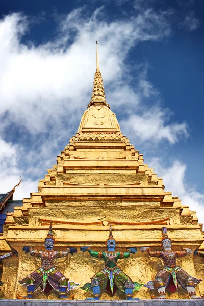 Garuda standbeelden tempel — Stockfoto