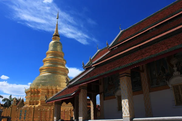 Tapınakta altın stupa — Stok fotoğraf