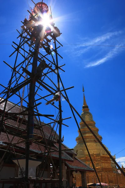 寺に黄金の仏舎利塔 — ストック写真