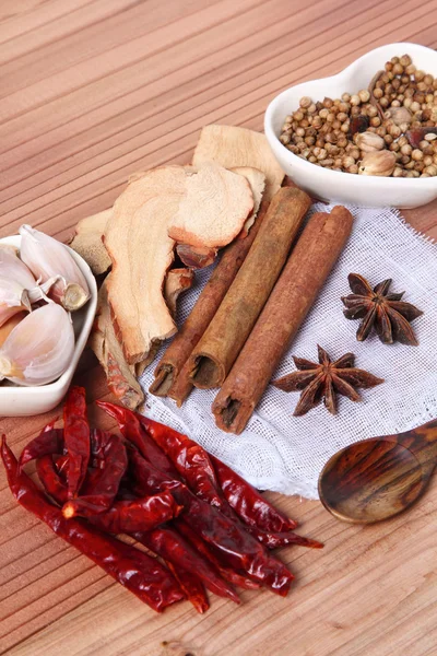 Kryddor på träbord — Stockfoto