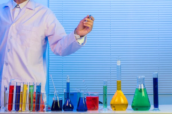 Mão de cientista com caneta — Fotografia de Stock